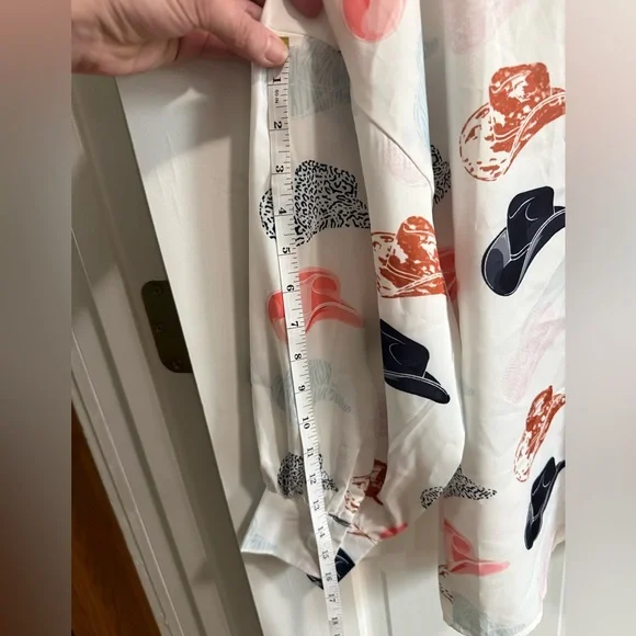 Boutique Women’s White Cowboy Hat Print Button-Down Shirt Medium - Picture 7 of 8